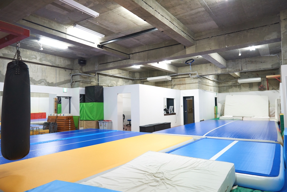 アクロバットジムホワイト　荻窪店　【バク転教室】